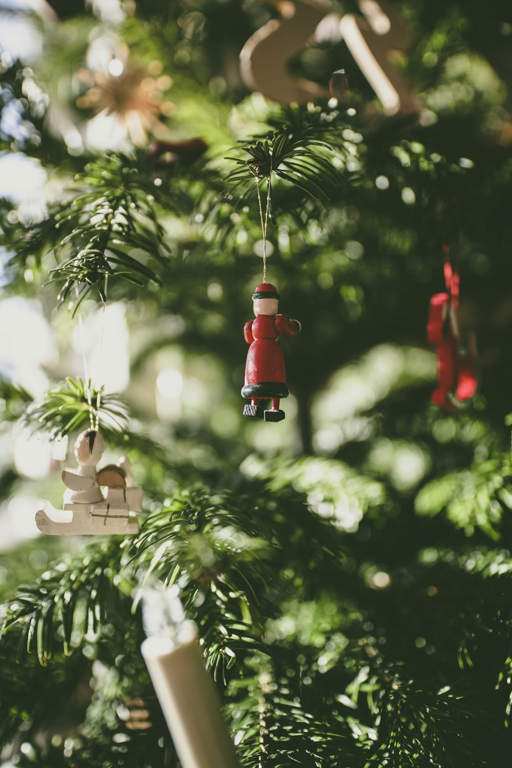 Foto seletiva da árvore de Natal pendurando decorações