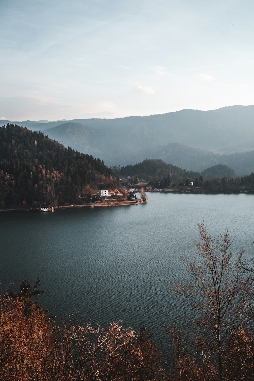 Cuerpo de agua bajo el cielo gris