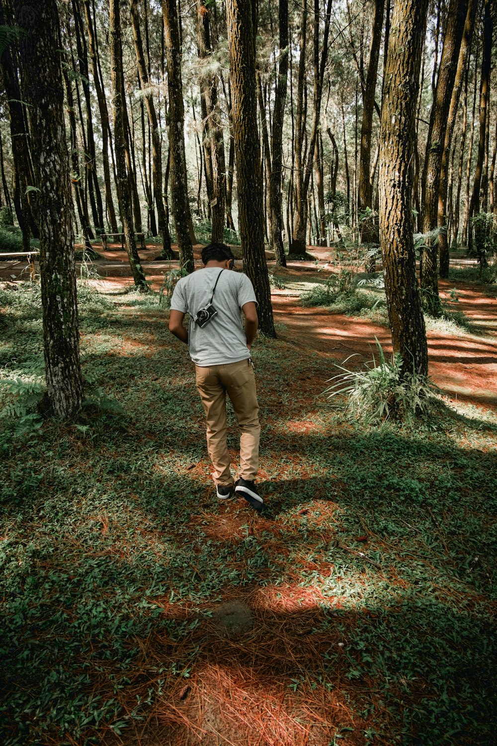 hombre caminando al aire libre