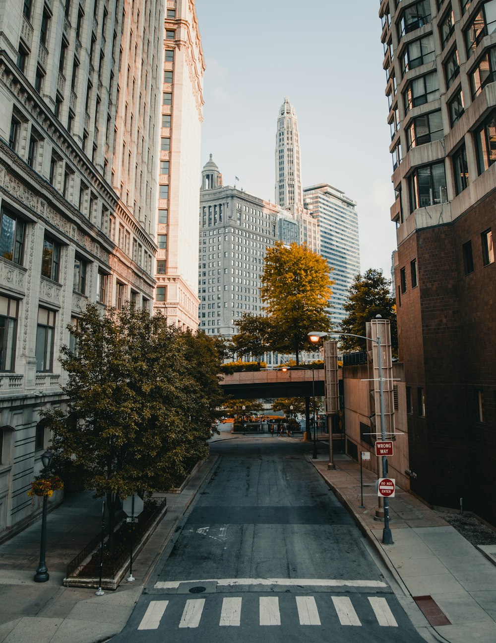 Tagsüber leere Straßen in der Stadt