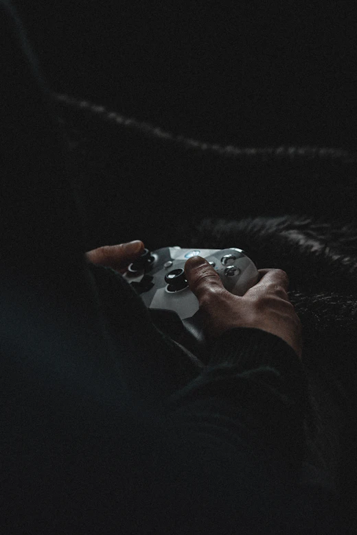 Pessoa usando controle de videogame