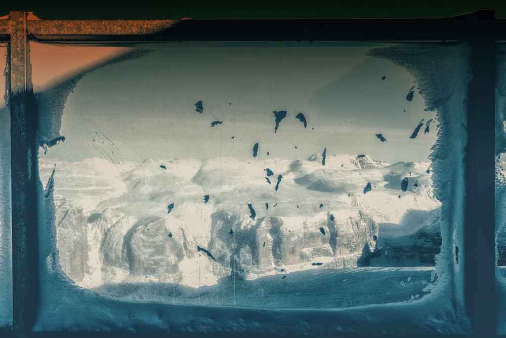 Fensterpaneel mit Blick auf Schneeberge