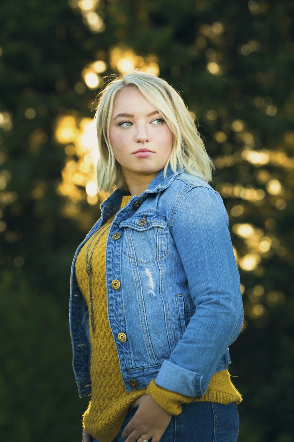 Mujer rubia en chaqueta de mezclilla azul