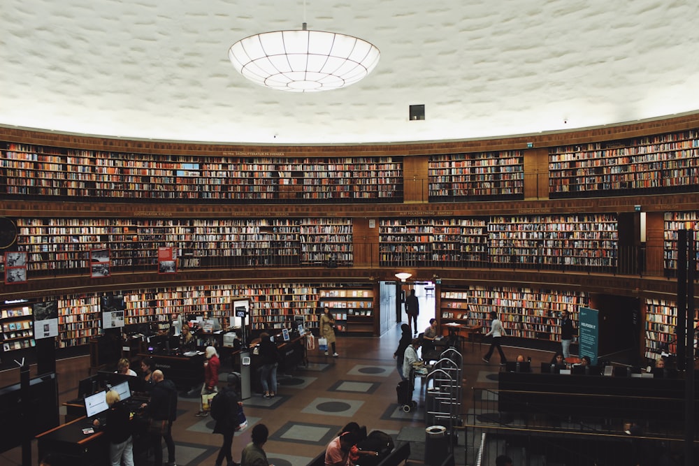 pessoas na livraria