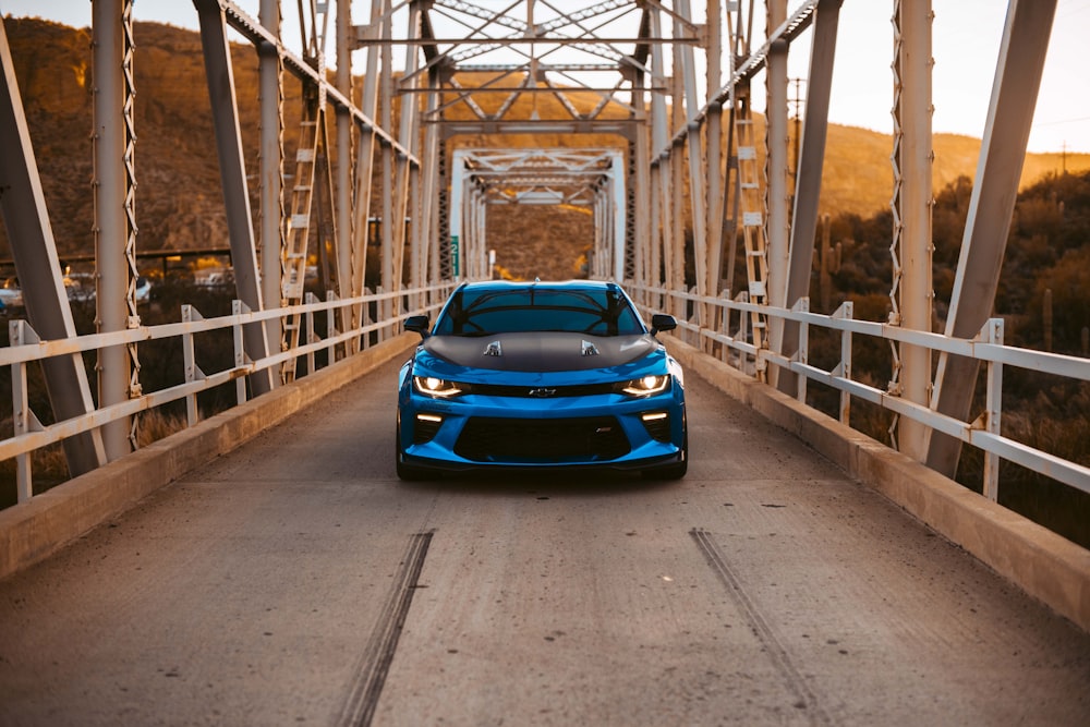 blaues Fahrzeug auf Brücke
