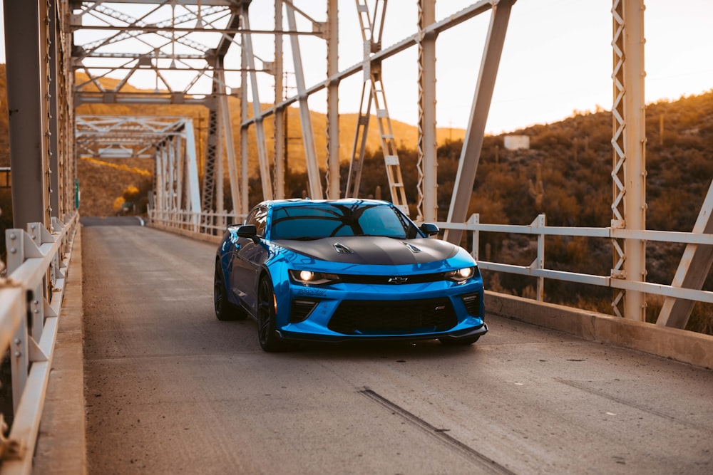 véhicule Chevrolet noir et bleu sur le pont