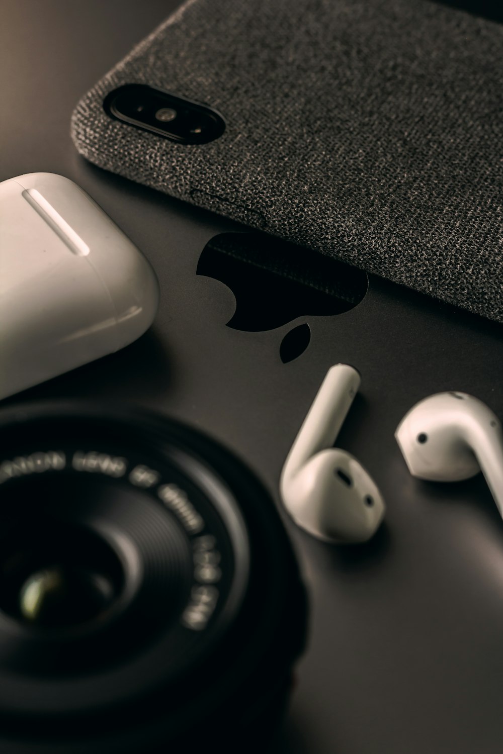 iPhone X gris sidéral à côté des AirPods