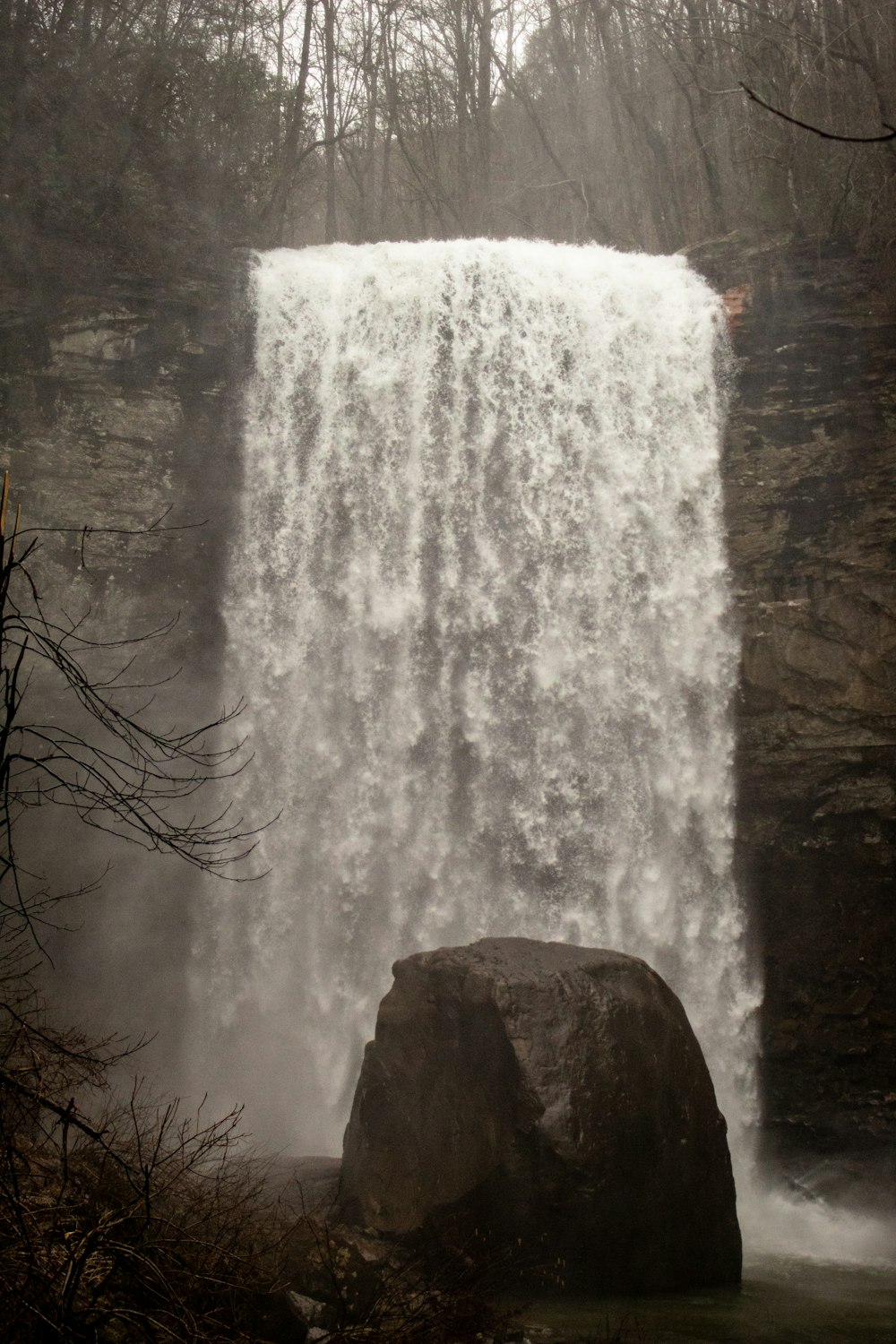 Vue sur la cascade