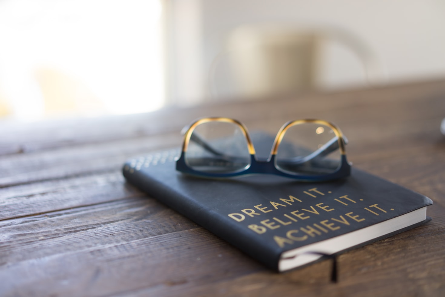 https://images.unsplash.com/photo-1552529220-460eec1fd555?q=80&w=1470&auto=format&fit=crop&ixlib=rb-4.0.3&ixid=M3wxMjA3fDB8MHxwaG90by1wYWdlfHx8fGVufDB8fHx8fA%3D%3D