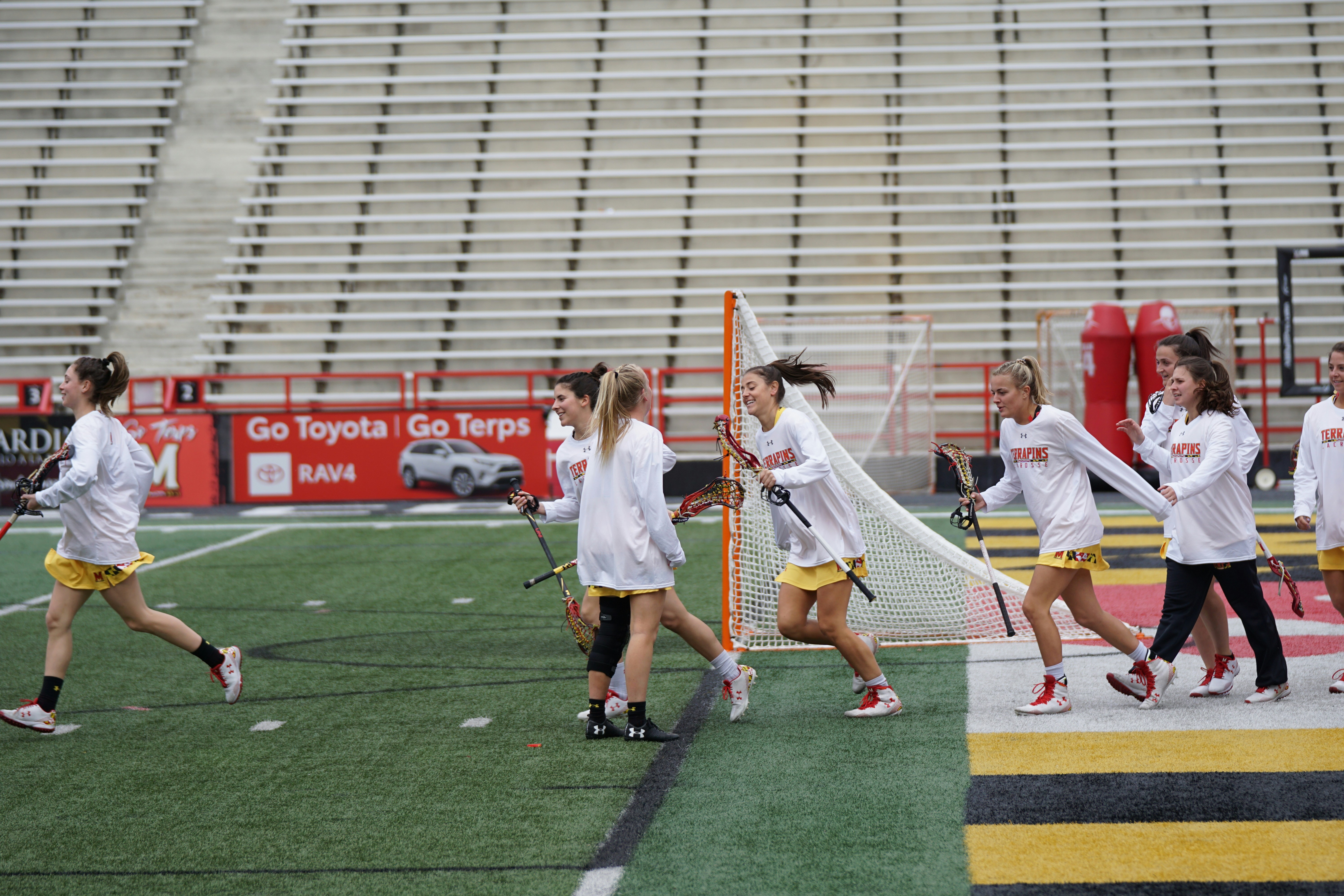 woman playing lacrosse during daytime