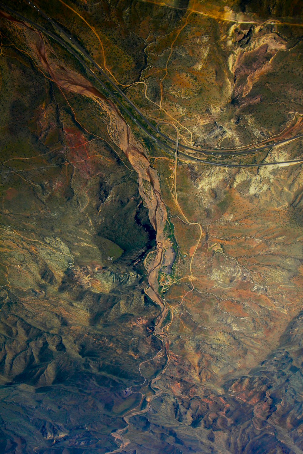 Vue aérienne d’une rivière traversant une vallée