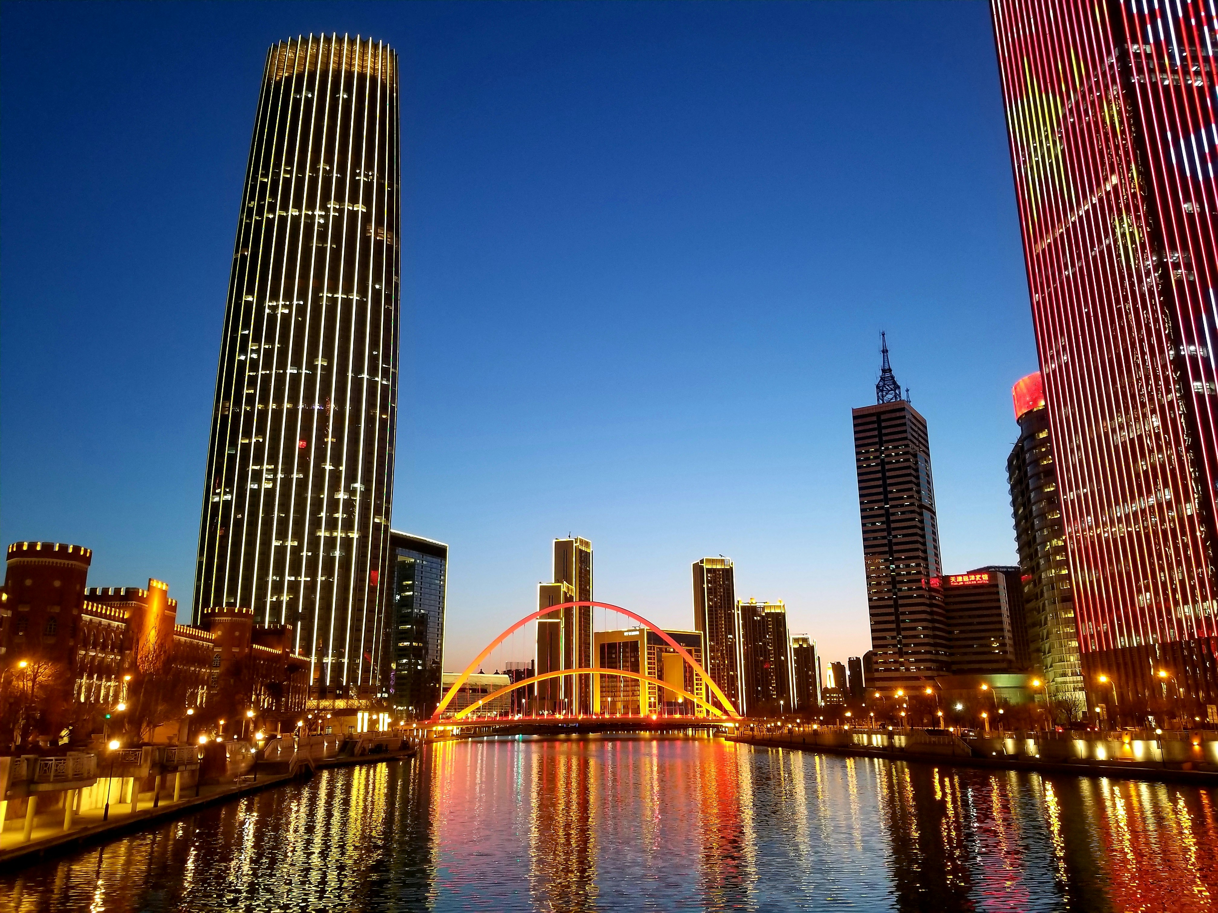 夕暮れ時のライトアップされた街のスカイライン