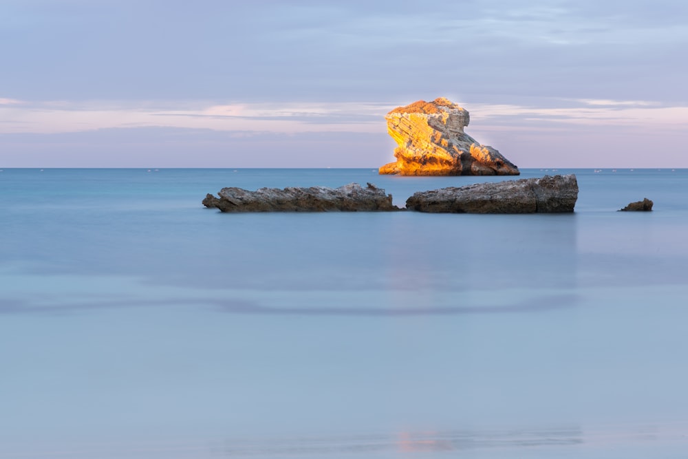 rocce grigie sull'illustrazione della spiaggia