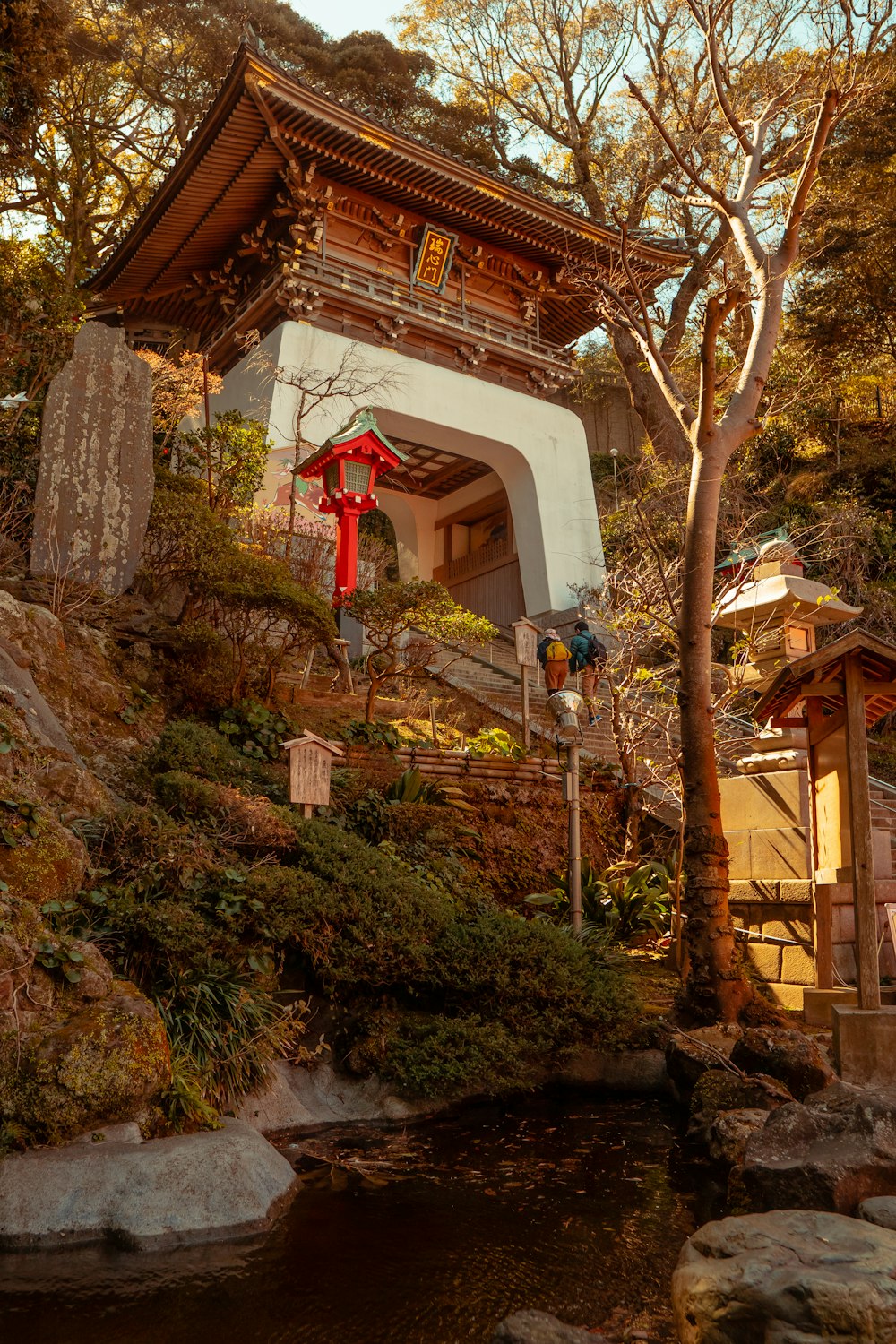 Dos personas en las escaleras que suben a la pagoda en el lado de la colina