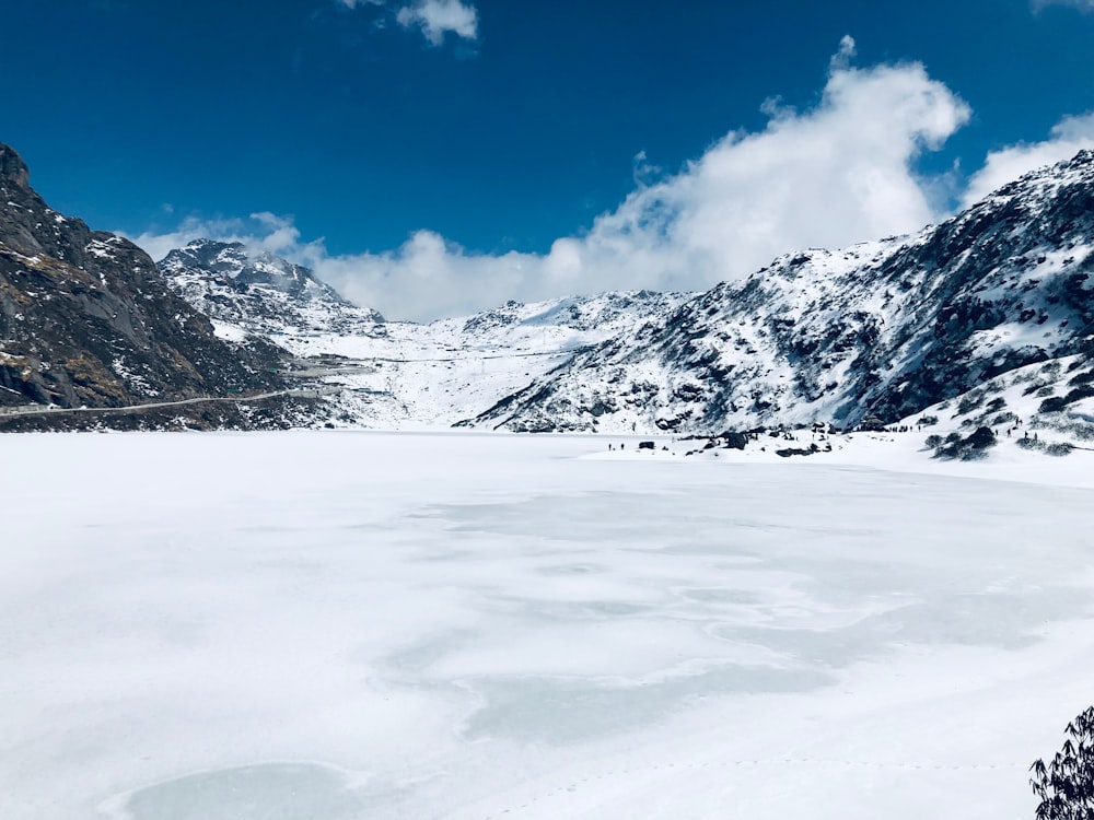 昼間の氷をかぶった山