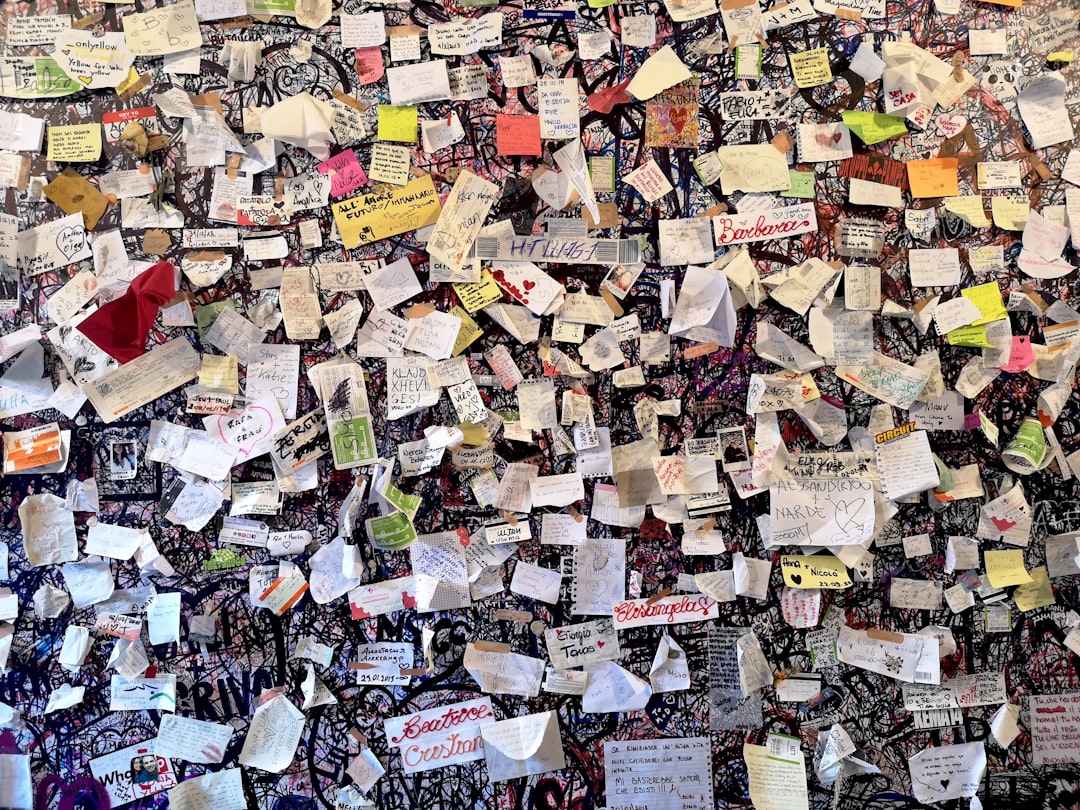 Wall of Romeo and Juliette love messages in Verona Italy - digital marketing guide - Photo by Graphic Node | best digital marketing - London, Bristol and Bath marketing agency