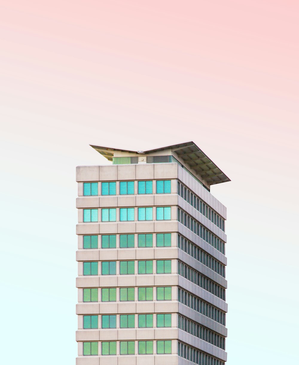 Ilustración de edificio de hormigón gris