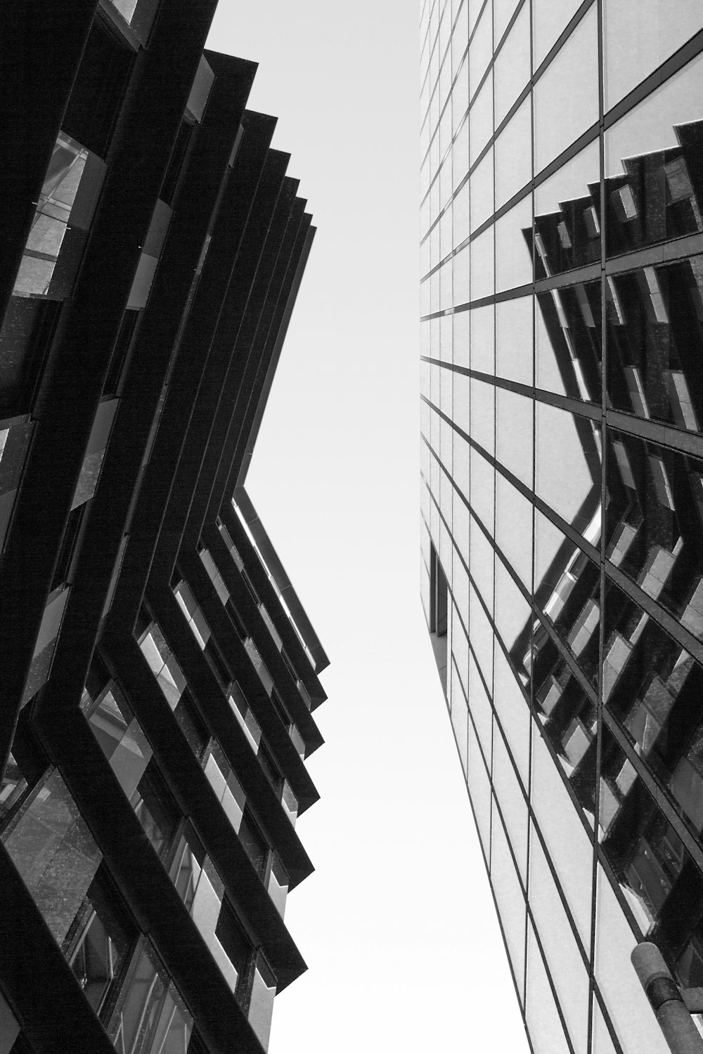 Photographie en contre-plongée de bâtiment en béton gris