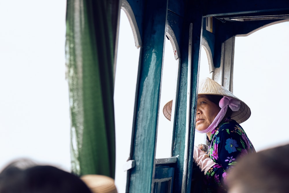 femme penchée sur un bateau