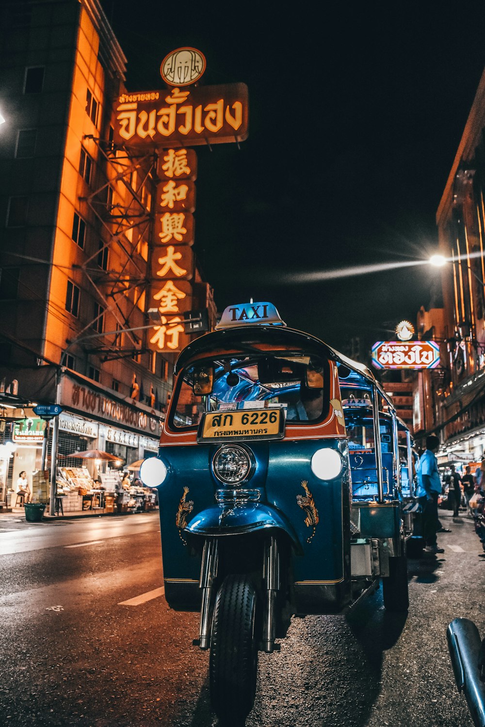 blaue Auto-Rikscha auf der Straße