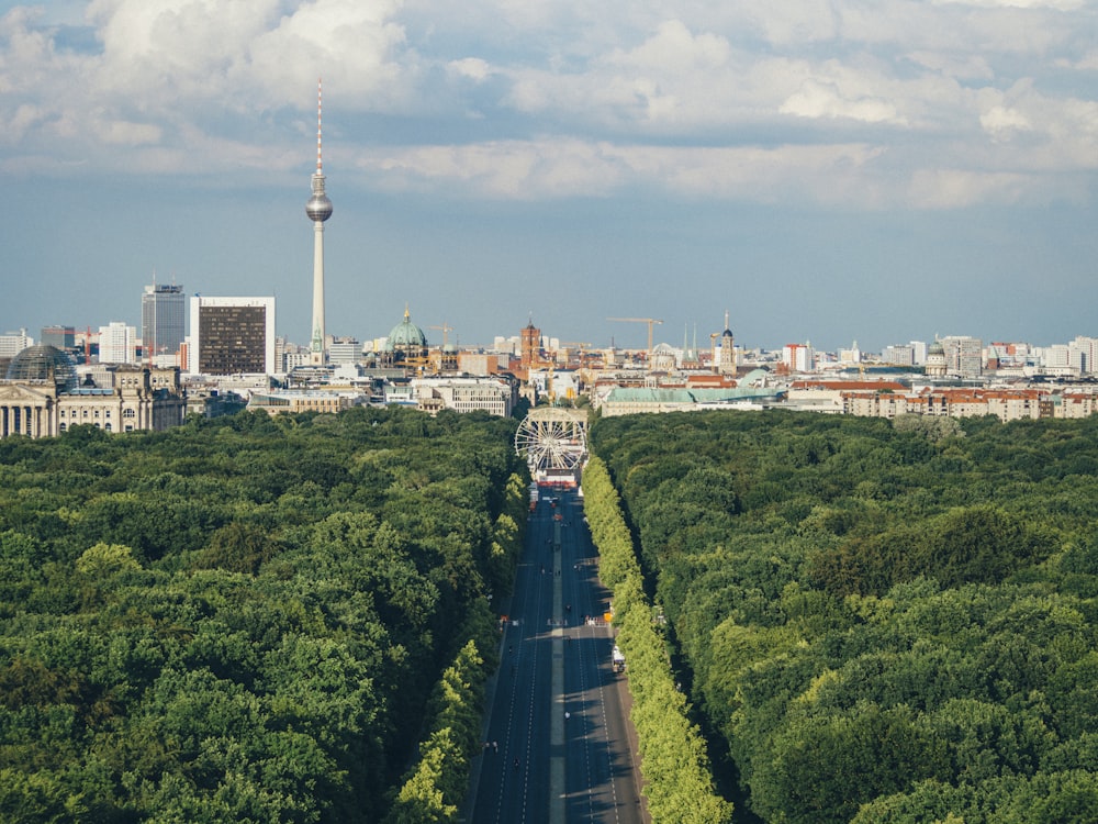 Luftaufnahmen von Gebäuden unter strahlend blauem Himmel