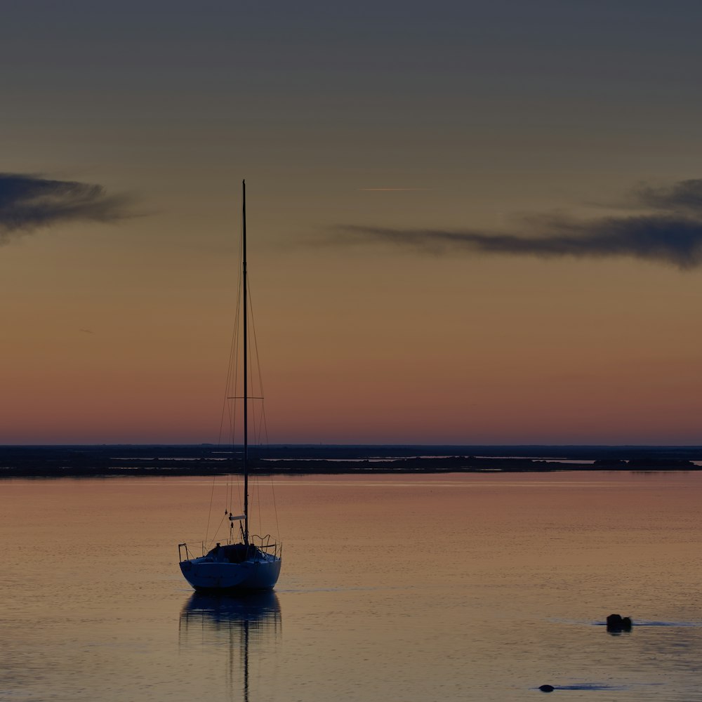 barca sullo specchio d'acqua calmo di notte