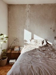 leaf plant near bed