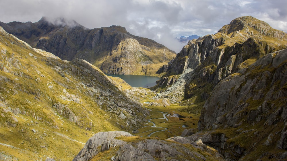 Formazione rocciosa vicino al lago