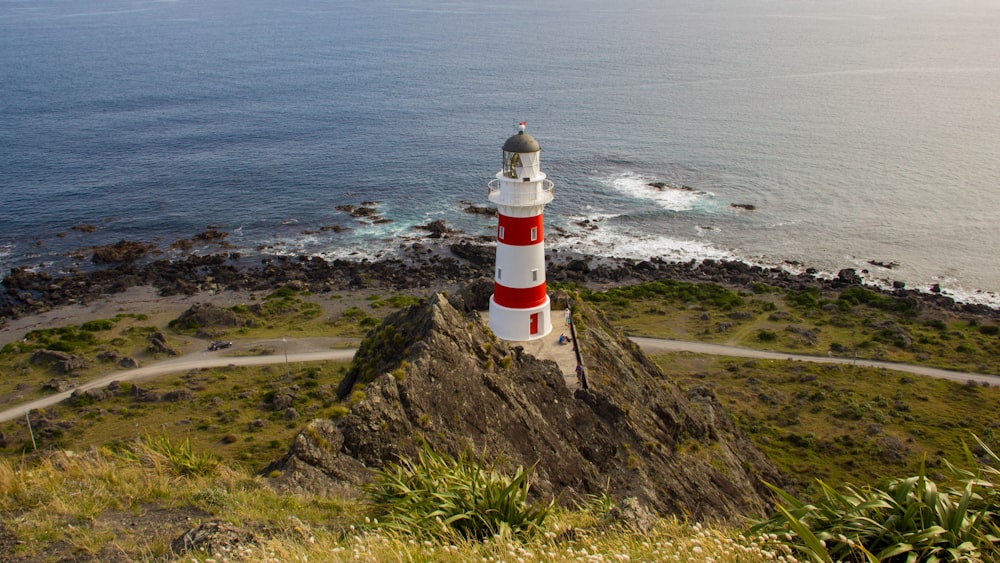 Weißer und roter Betonleuchtturm