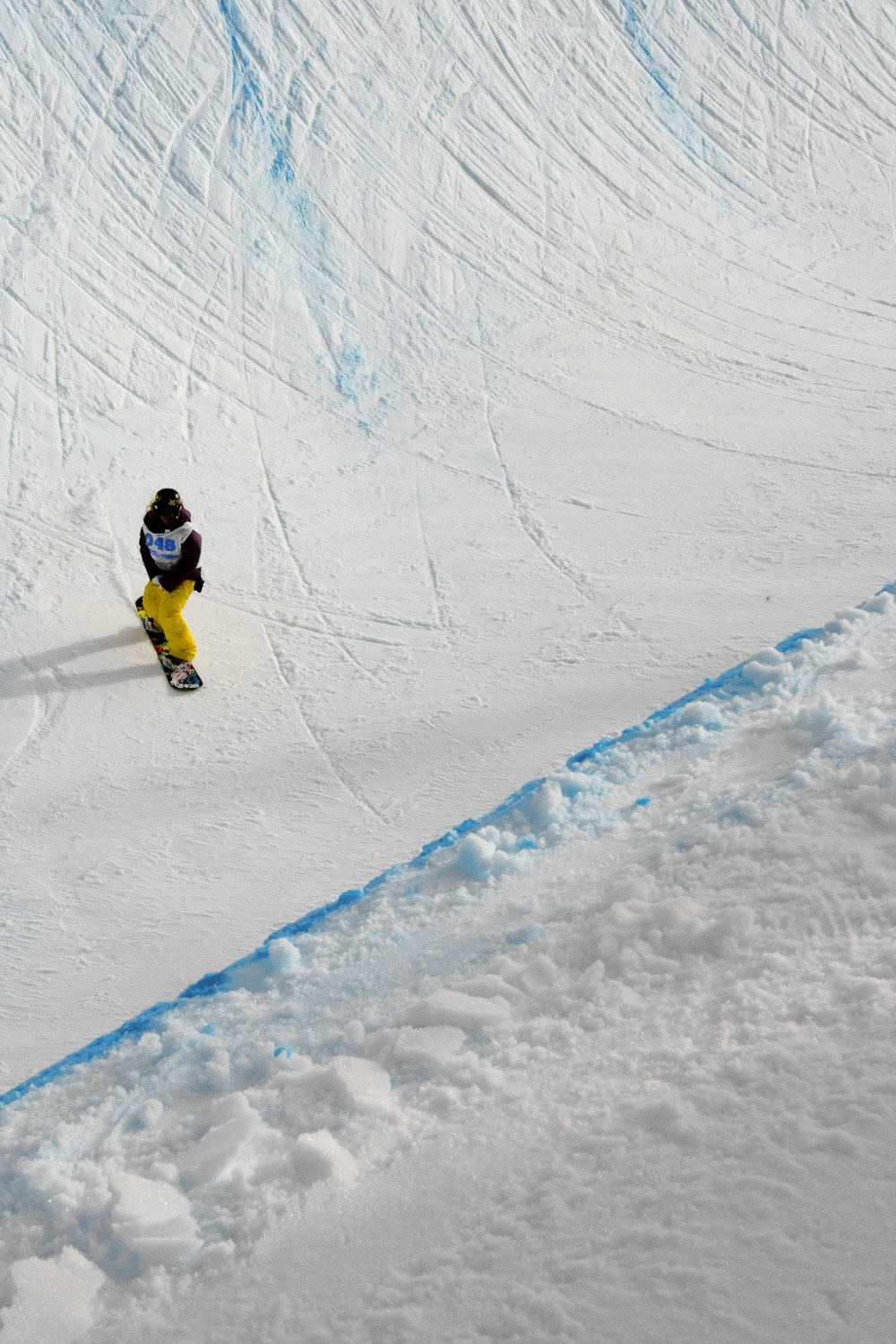 man snowboarding during daytime