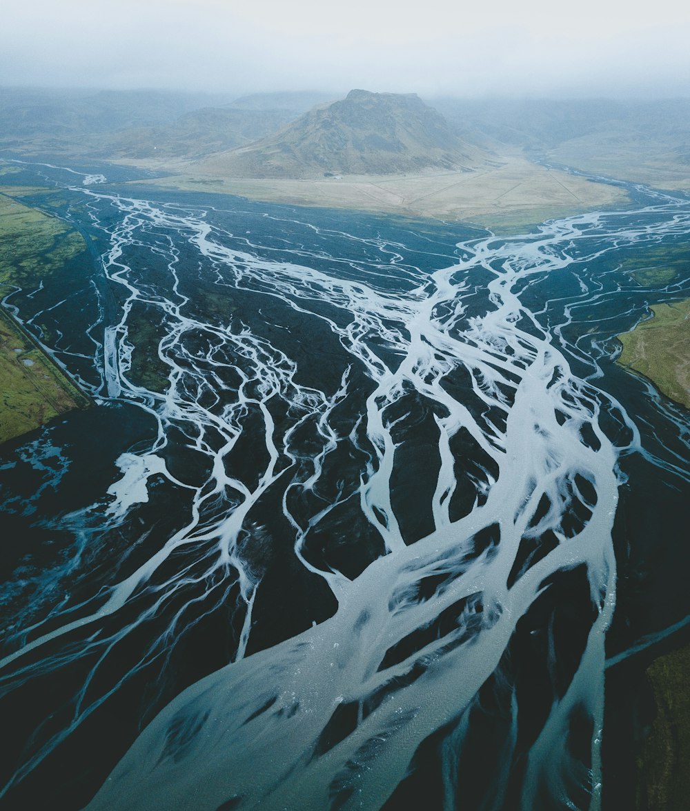 Montaña rodeada de cuerpo de agua