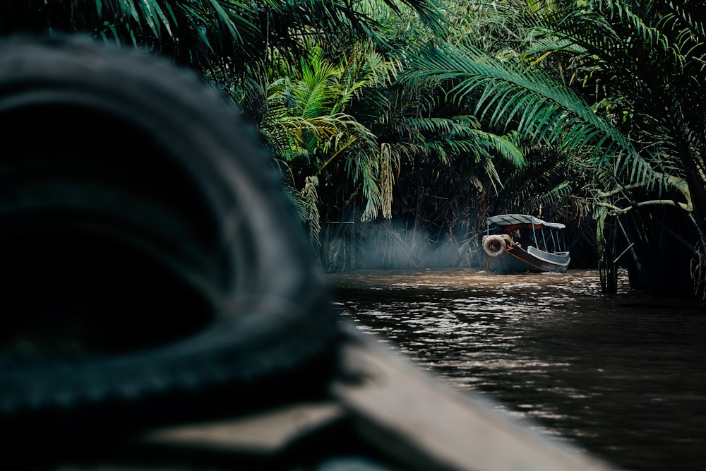 barco navegando no rio