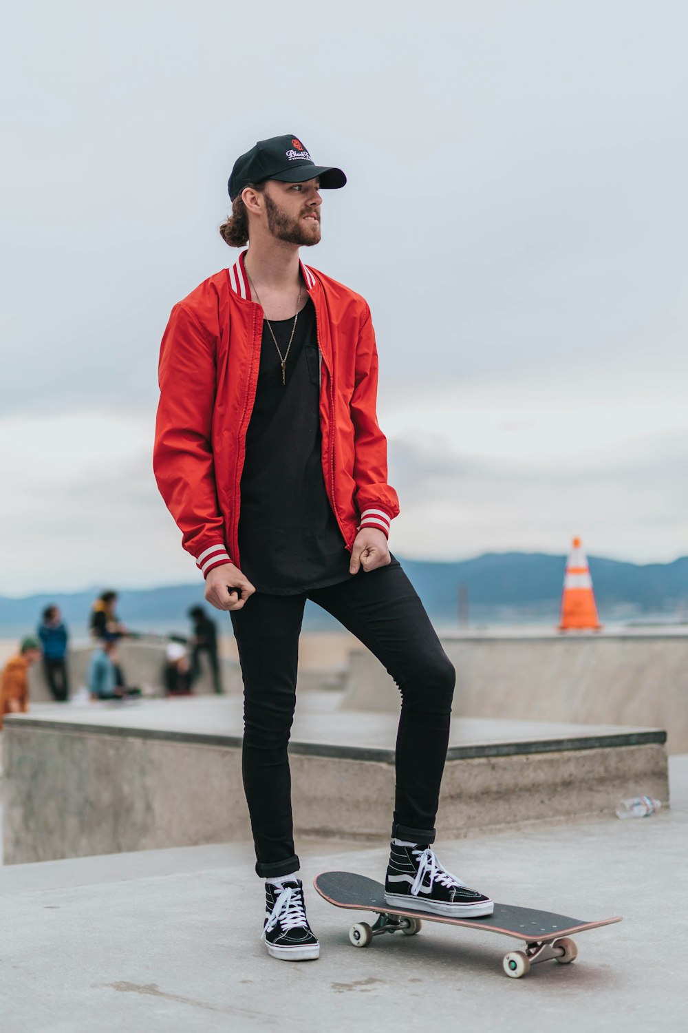 Foto Hombre con chaqueta roja – Imagen Ropa de hombre gratis en Unsplash