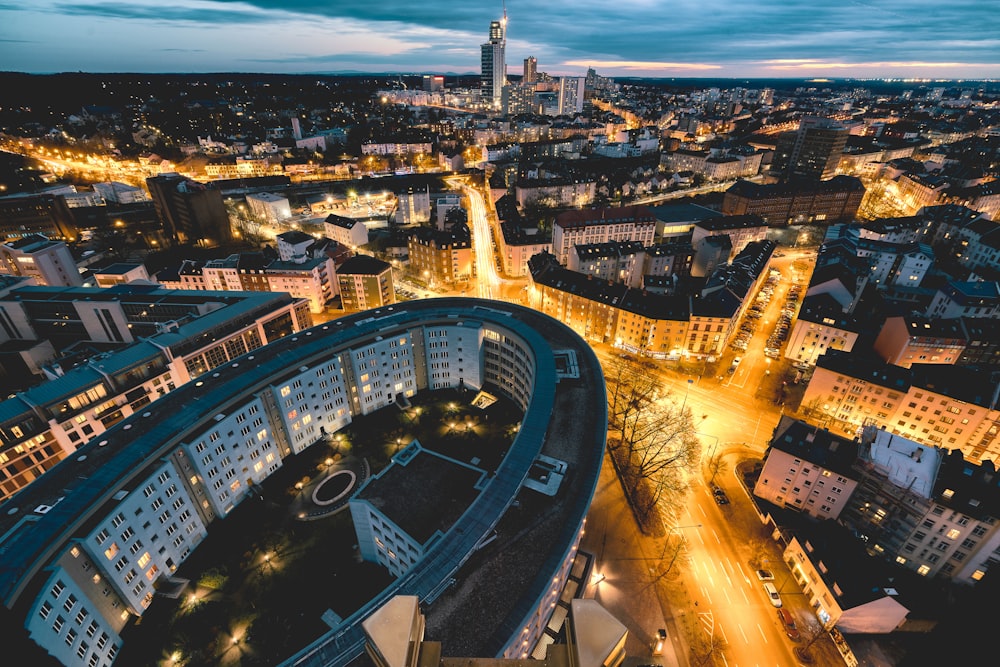 Photographie aérienne de bâtiments la nuit