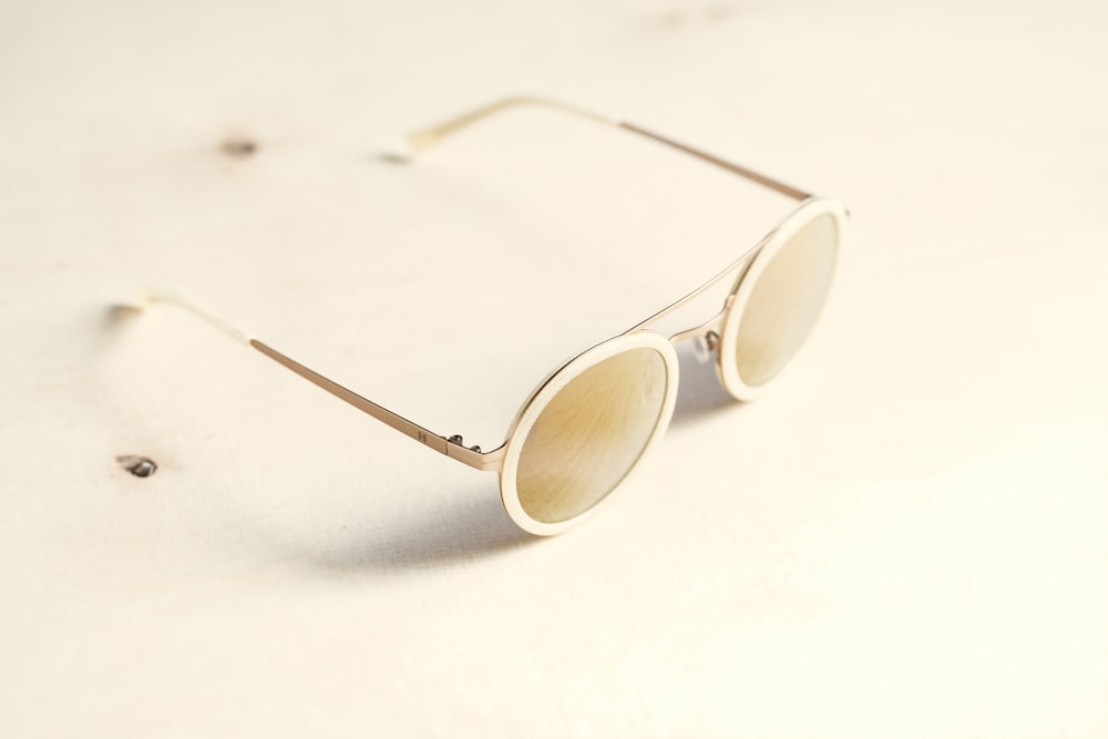 gafas de sol con lentes marrones sobre superficie blanca