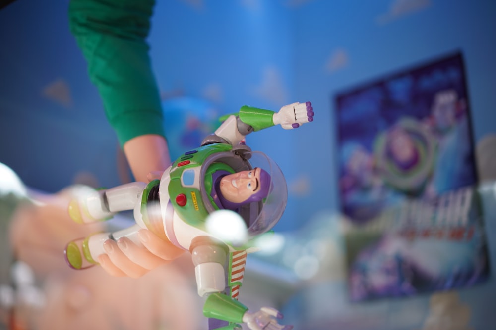 pessoa segurando o brinquedo Buzz Lightyear