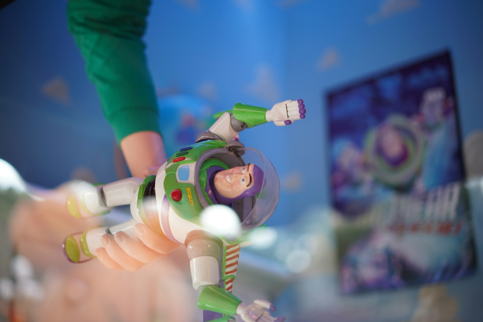 Sony a7 III + Sony Sonnar T* FE 55mm F1.8 ZA sample photo. Person holding buzz lightyear photography