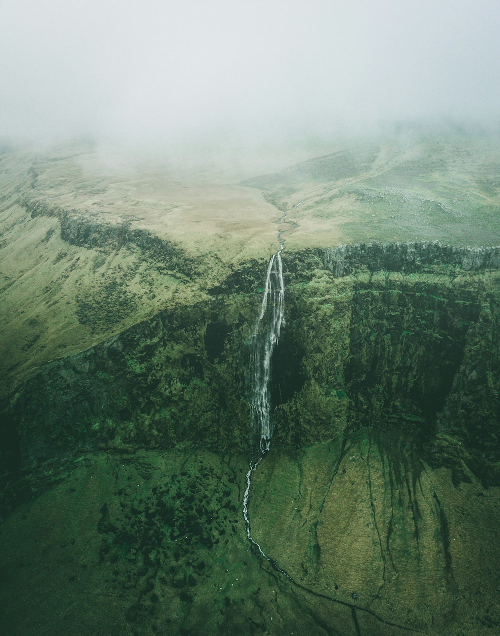 Photo aérienne de chutes d’eau par temps de brouillard