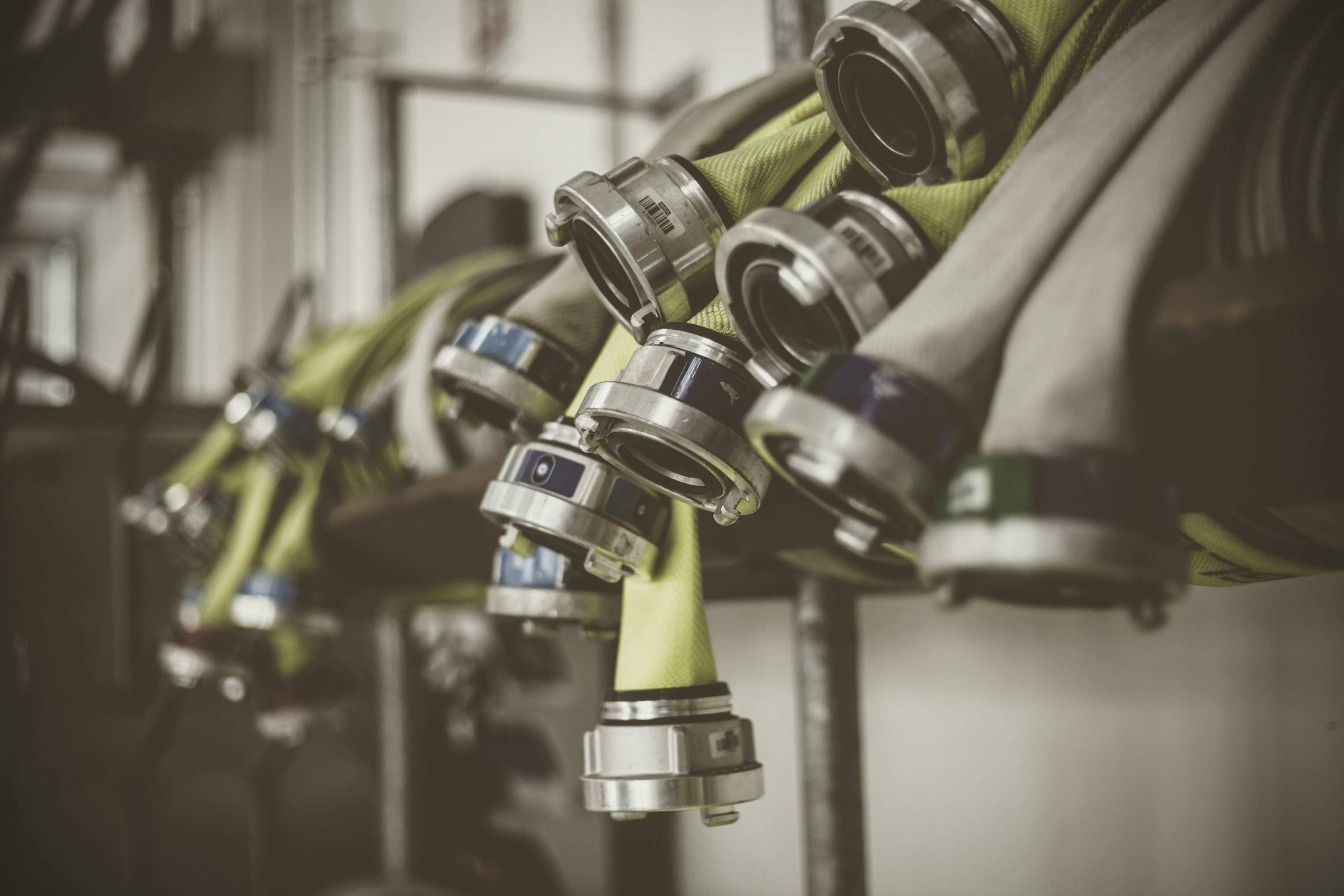 Visual guide illustrating hydraulic hose replacement process