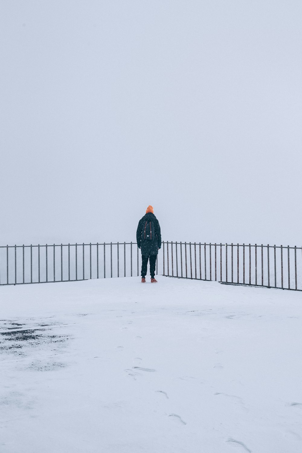 雪の上に立つ男