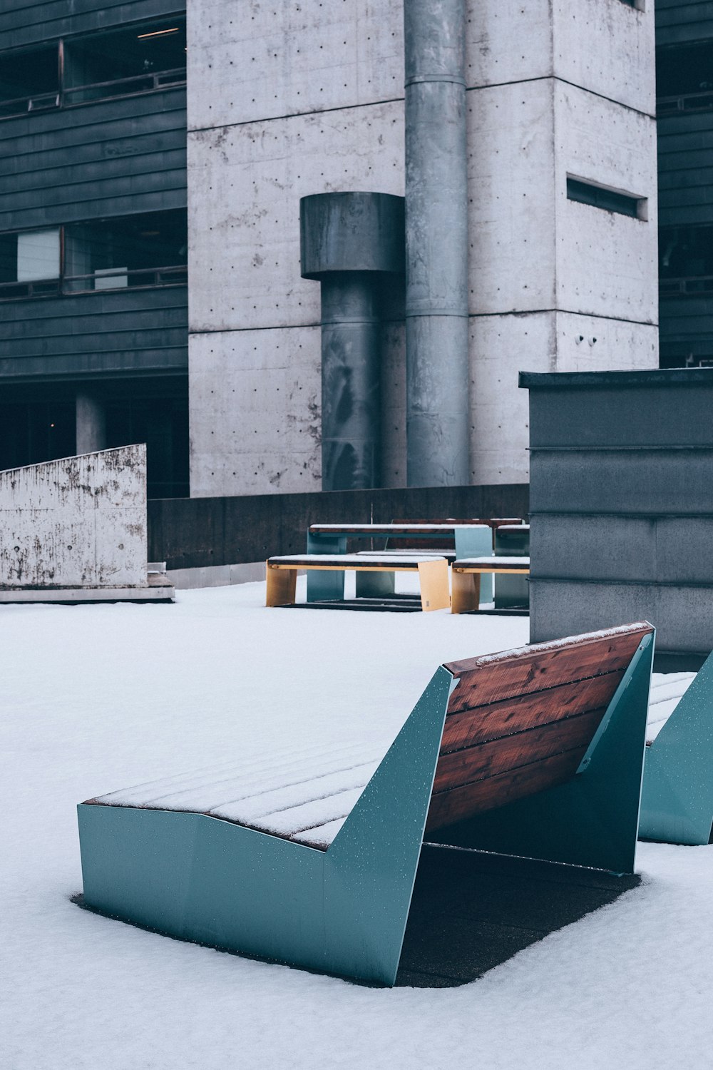 Toit du bâtiment avec tables et bancs pendant la journée