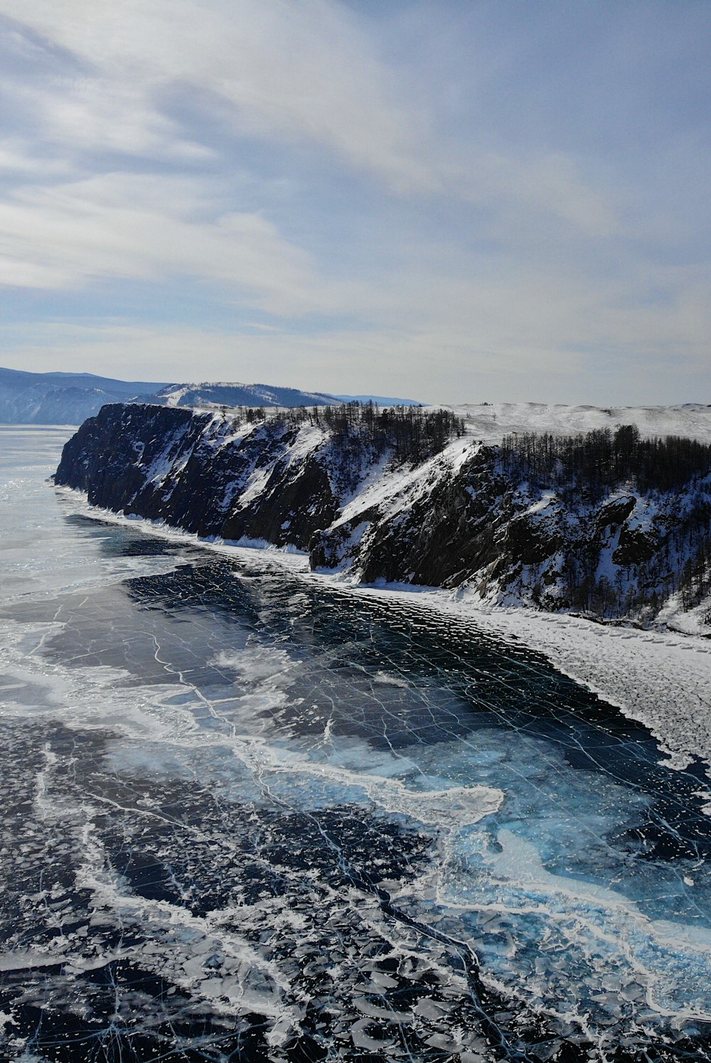 Specchio d'acqua vicino alla montagna