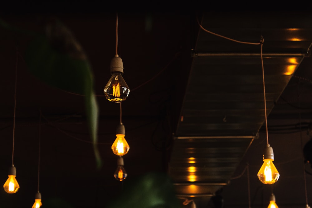 lampadine a incandescenza accese all'interno dell'edificio