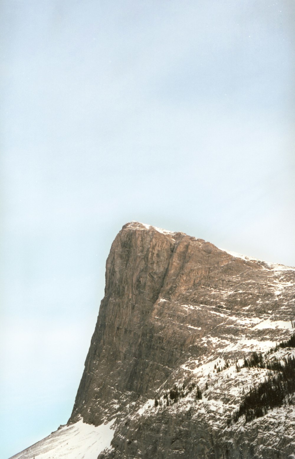 Une montagne enneigée avec un fond de ciel