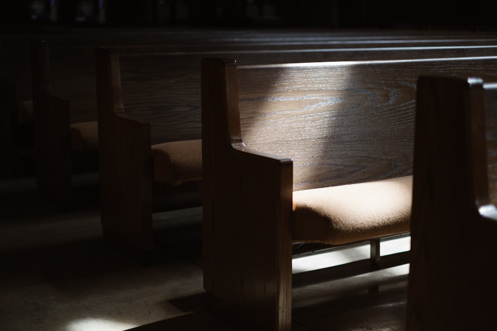 cadeira marrom da igreja de madeira