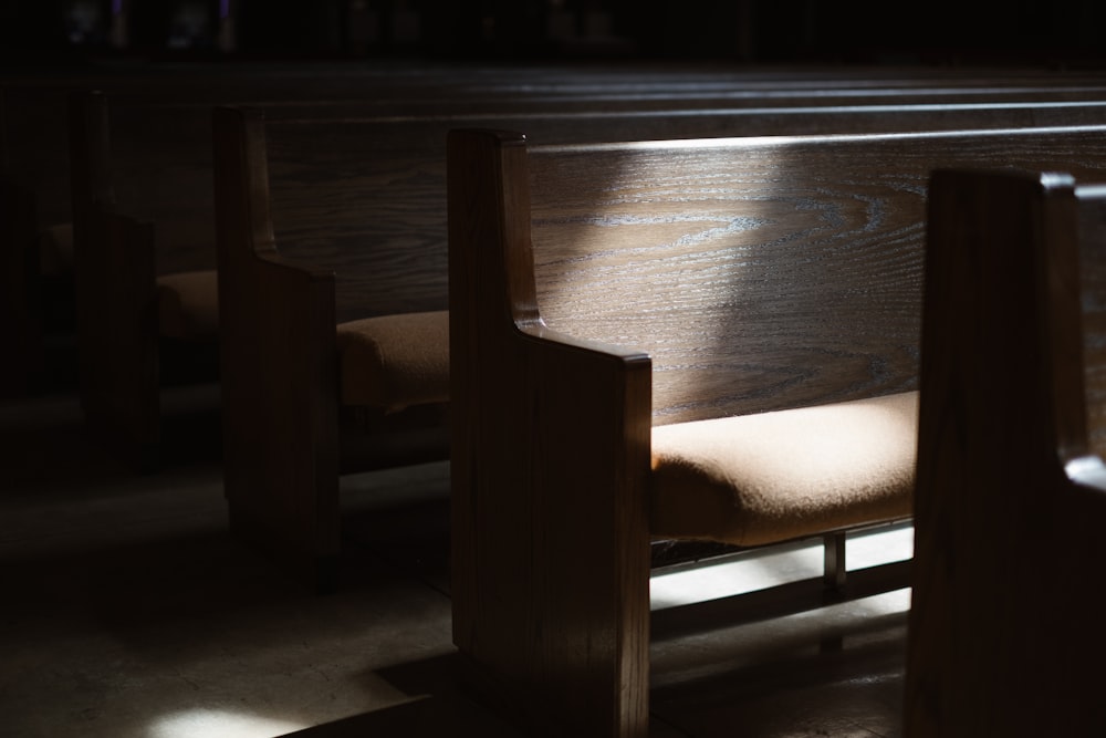 chaise d’église en bois marron