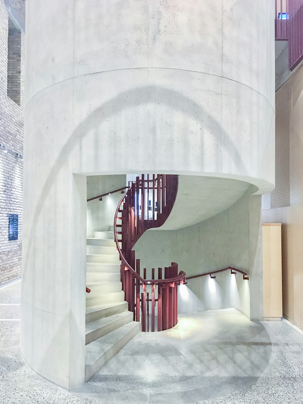 Escaliers en colimaçon vides à l’intérieur du bâtiment