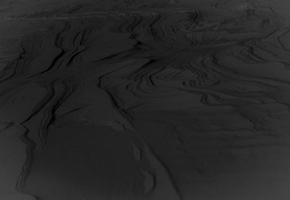 une photo en noir et blanc d’une piste enneigée