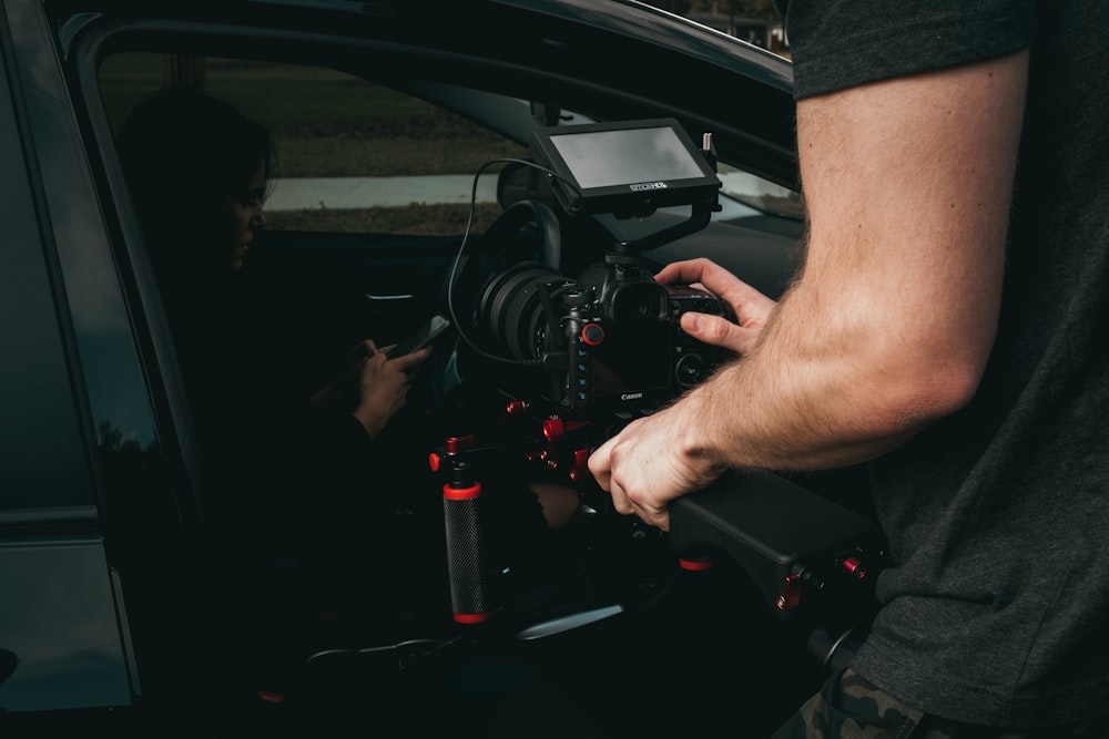 Hombre grabando video de mujer dentro del vehículo