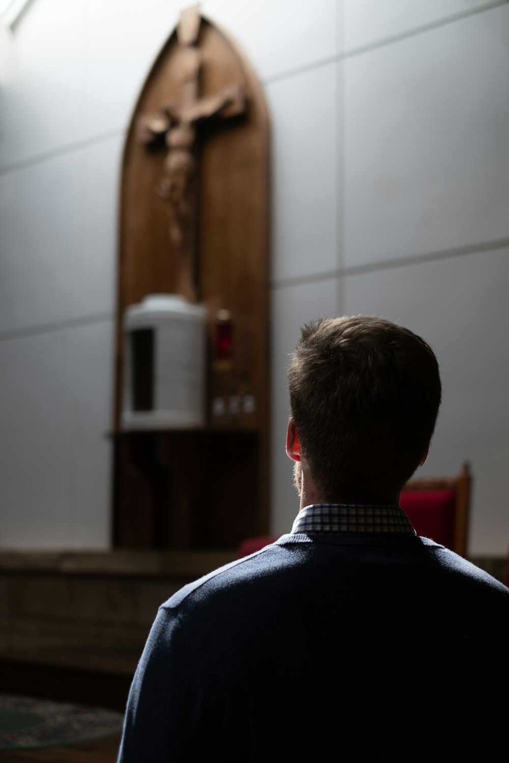 Mann, der Jesus Christus in der Kirche beobachtet